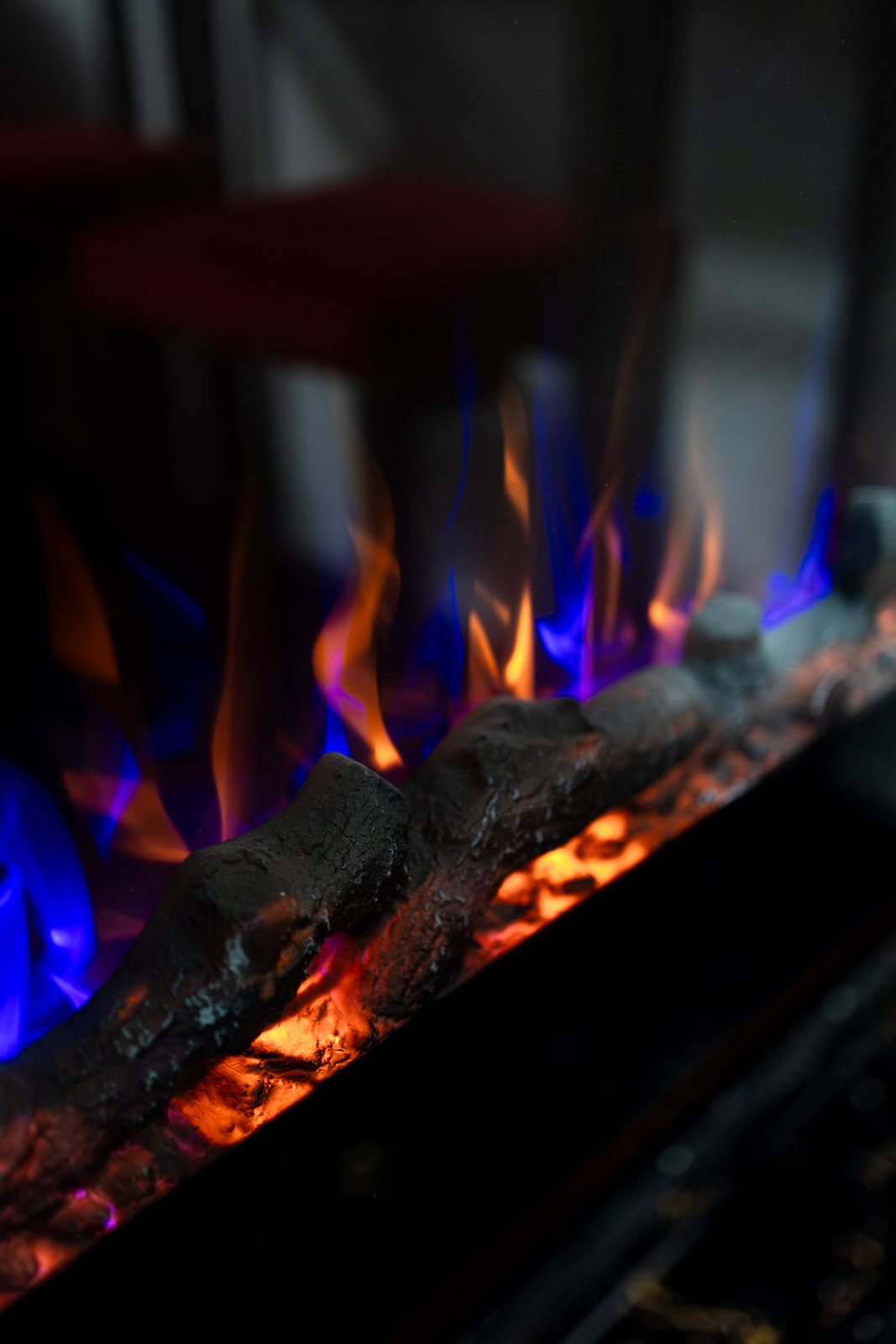 Chimenea eléctrica encendida en la habitación del Hotel Danubio