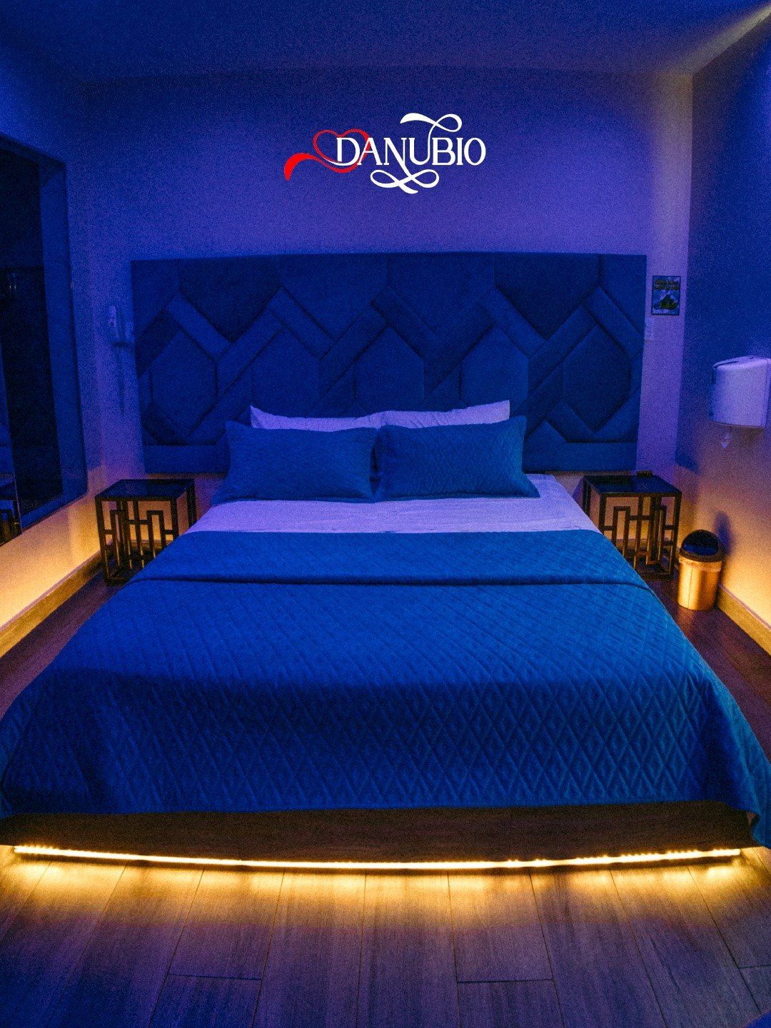 Habitación del Hotel Danubio con iluminación LED azul