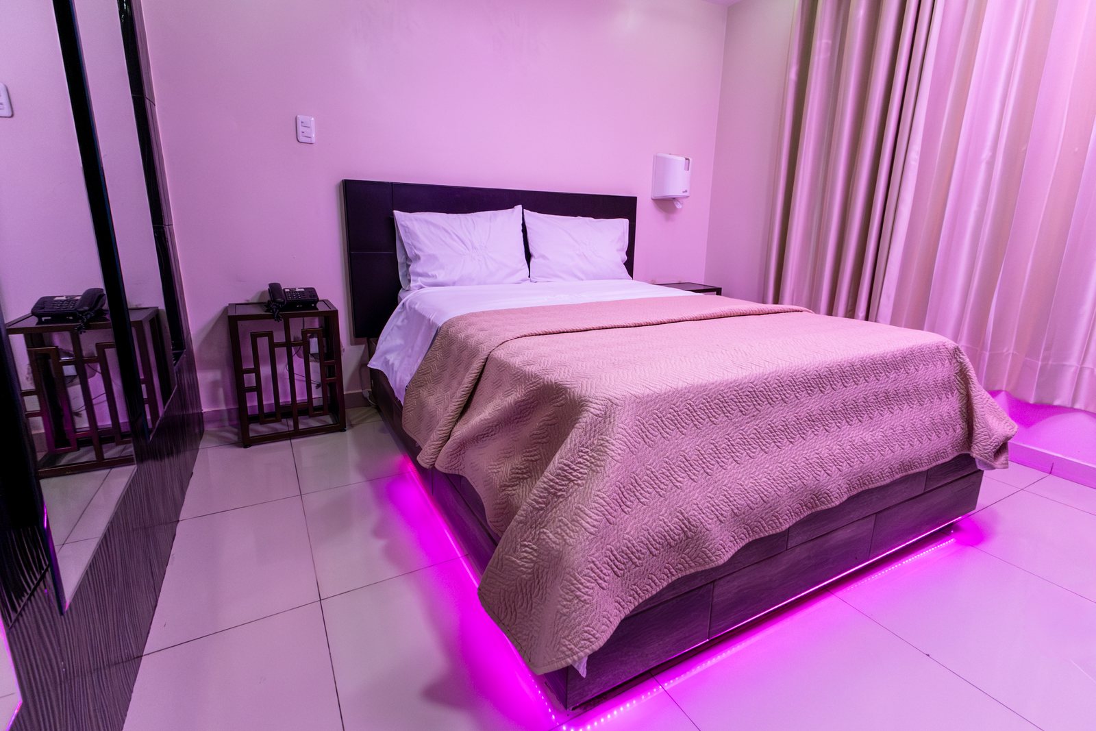 Habitación del Hotel Danubio con iluminación LED magenta