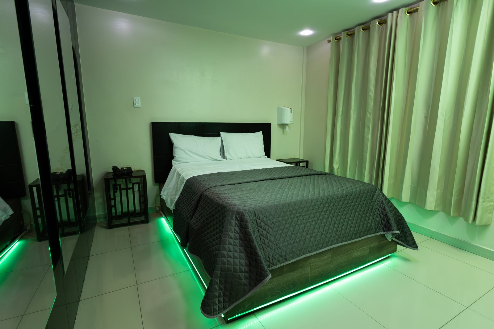 Habitación del Hotel Danubio con iluminación LED verde perimetral