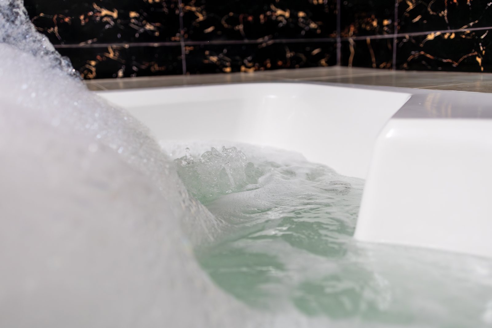 Jacuzzi de la suite del Hotel Danubio lleno de espuma